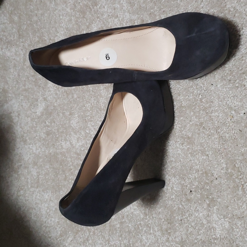 Blue suede pump